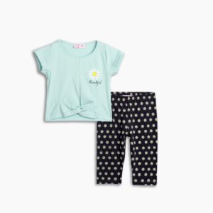 Set aus T-Shirt und Capri-Leggings für Mädchen von 2 bis 6 Jahren in der Farbe Dunkelpistazie/Anthrazit mit Allover-Print.