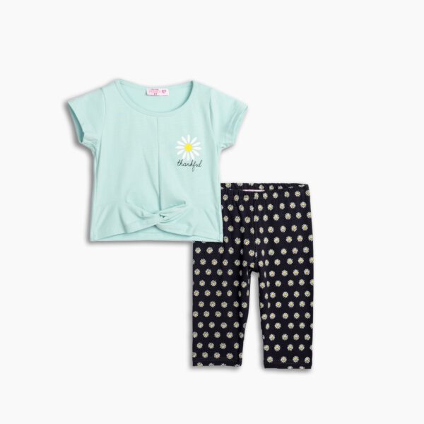 Set aus T-Shirt und Capri-Leggings für Mädchen von 2 bis 6 Jahren in der Farbe Dunkelpistazie/Anthrazit mit Allover-Print.